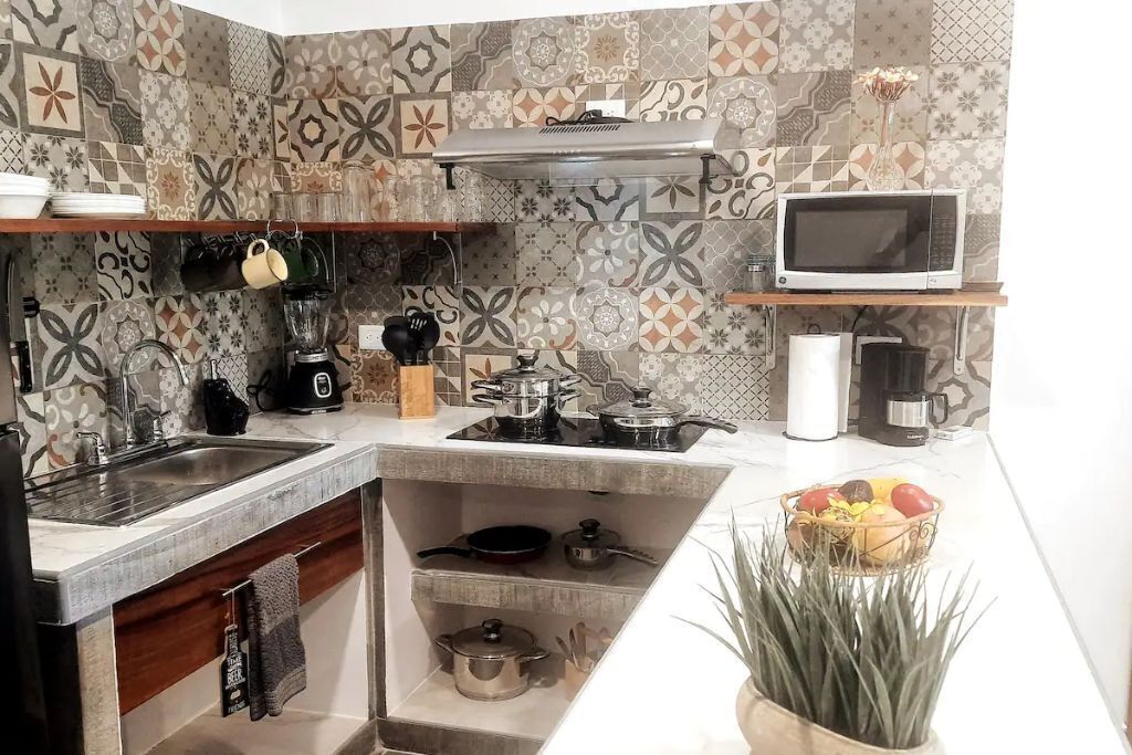 Réfrigérateur, micro-ondes, plaque de cuisson, cafetière/bouilloire