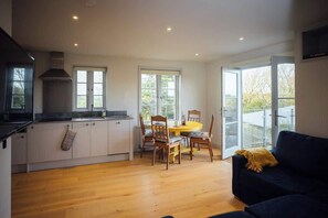 TV - Stylish Hay-loft with Stunning Countryside Views (Portfield Gate)