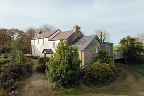 Exterior - Stylish Hay-loft with Stunning Countryside Views (Portfield Gate)