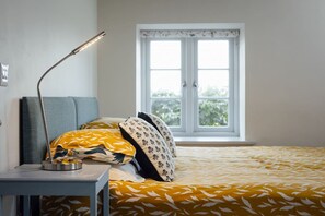 1 dormitori, escriptori, un bressol de viatge i wifi 