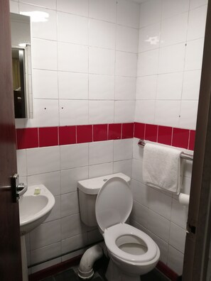 Traditional Quadruple Room | Bathroom - White Lodge In (Blackpool)