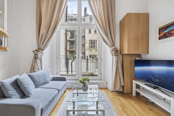 Deluxe Apartment, Private Bathroom (1 bed Mezzanine) | Lounge