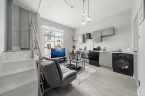 Club Apartment, Private Bathroom (3c 1 Bed Premium) | Lounge - Modern Flat in Paddington (London)