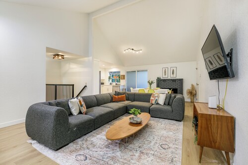 Sammamish Modern Family & Pet Friendly Home 