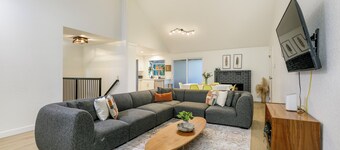 Sammamish Modern Family & Pet Friendly Home 