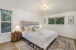 6 bedrooms, desk, iron/ironing board, travel crib