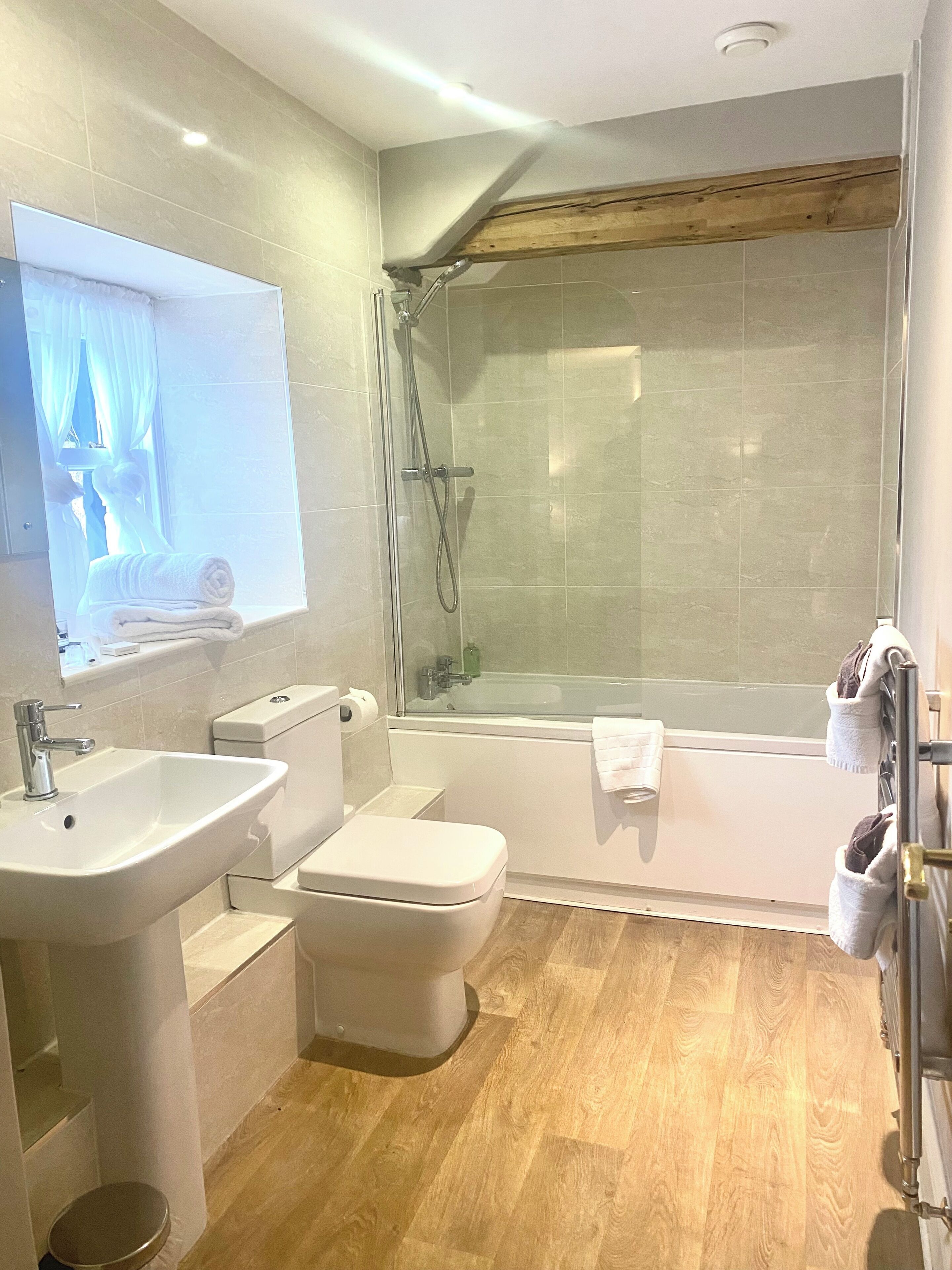 Duschwanne, Regendusche, Haartrockner, Bademäntel