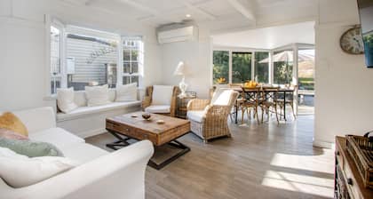 Kuku Villa - Te Awanga Holiday Home