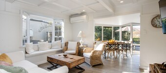 Kuku Villa - Te Awanga Holiday Home