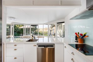 Réfrigérateur, four à micro-ondes, lave-vaisselle, grille-pain