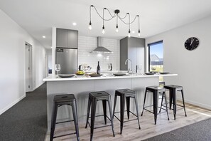 ثلاجة، ميكروويف، غسالة أطباق، محمصة خبز