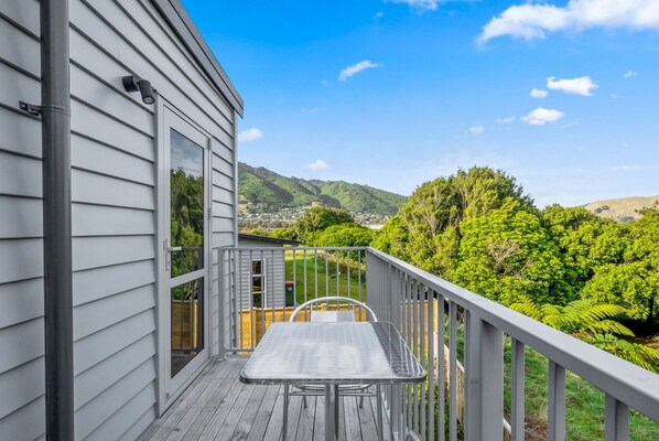 Outdoor dining - Slice of Paradise - Waikanae Self-Contained Unit (Waikanae Beach)
