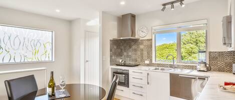 ثلاجة، ميكروويف، غسالة أطباق، محمصة خبز