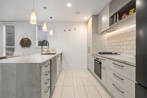 Een koelkast, een magnetron, een vaatwasser, een broodrooster