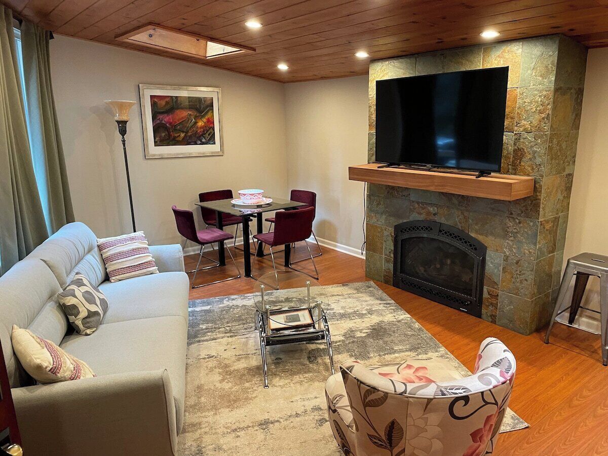 TV, fireplace