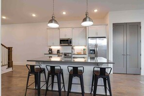 Cookware/dishes/utensils