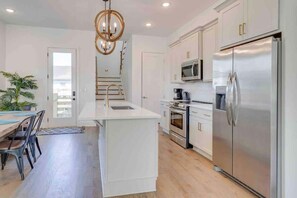 Cookware/dishes/utensils - Dual Luxury Homes – Nashville Group Stay (Nashville)