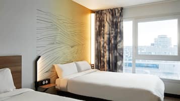 Driepersoonskamer, niet-roken | Luxe beddengoed, een bureau, een strijkplank/strijkijzer
