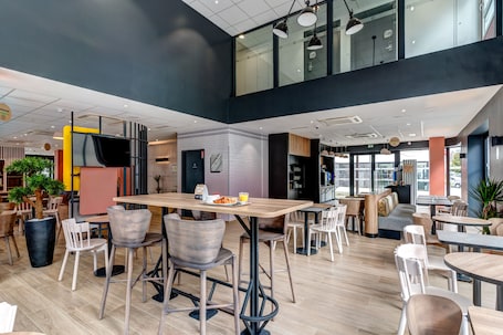 Colazione a buffet a pagamento, servita tutte le mattine . B&B HOTEL Paris Ivry Quai de Seine