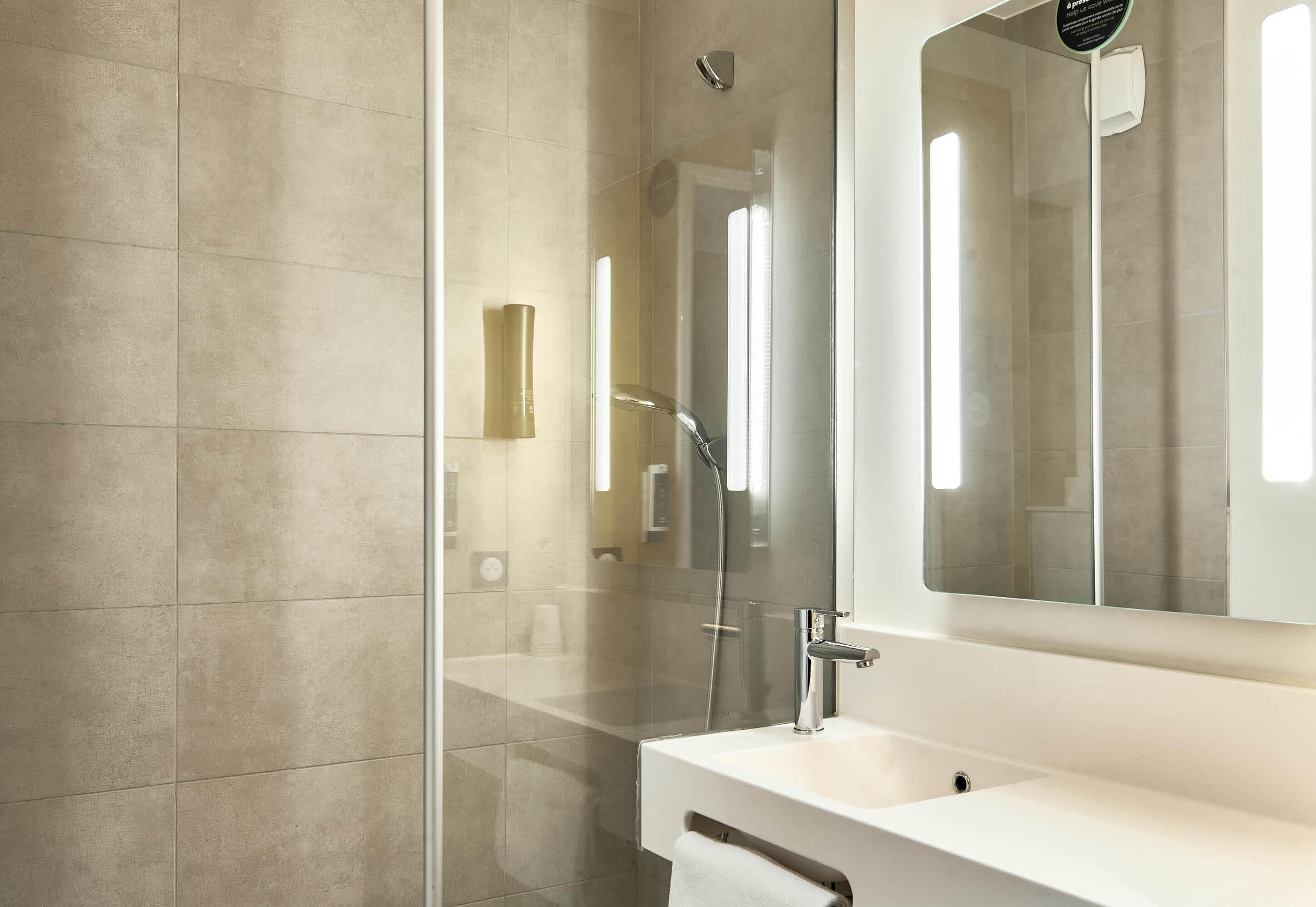 Douche, sèche-cheveux, serviettes fournies, savon