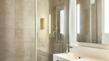 Douche, sèche-cheveux, serviettes fournies, savon