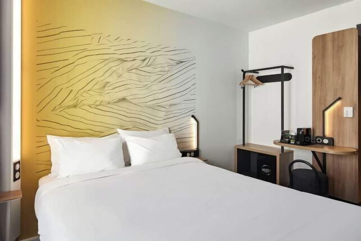 Premium bedding, desk, iron/ironing board, free cots/infant beds