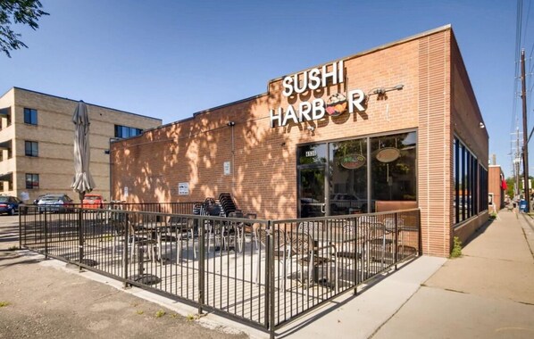 المنطقة المحيطة بالمنشأة