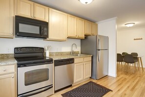 Køleskab, mikrobølgeovn, ovn, kogeplade