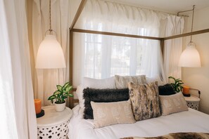 3 chambres, fer et planche à repasser, lit de bébé portatif