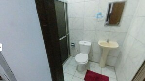 Shower, towels - HOSTEL SUITES TAQUARY - PRAIA DO GUAIBIM (Valenca)