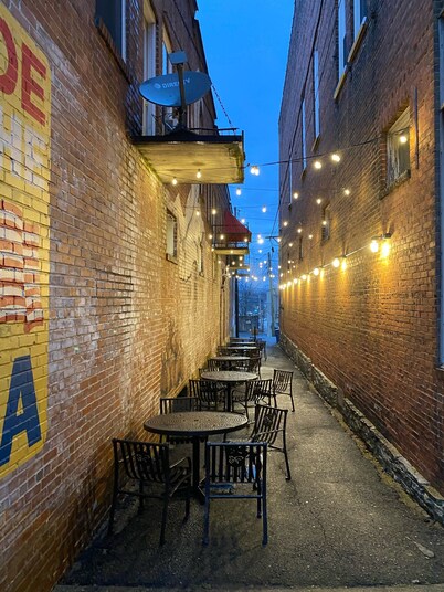 Lake Toxaway Falls: Waterfall Views, Luxury Condo, minutes from hiking!