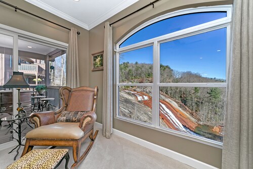 Lake Toxaway Falls: Waterfall Views, Luxury Condo, minutes from hiking!
