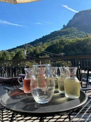 Outdoor dining - Lake Toxaway Falls: Waterfall Views, Luxury Condo, minutes from hiking! (Lake Toxaway)