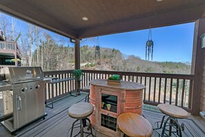 Outdoor dining - Lake Toxaway Falls: Waterfall Views, Luxury Condo, minutes from hiking! (Lake Toxaway)