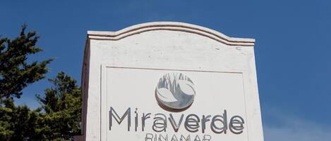 A sign with the text "Miraverde BINAMAR" and a logo.
