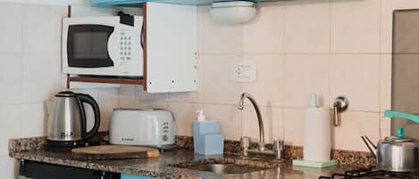 Großer Kühlschrank, Mikrowelle, Ofen, Toaster