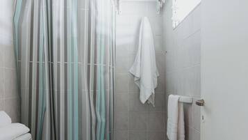 Chuveiro, chuveiro com efeito de chuva, produtos de toalete grátis