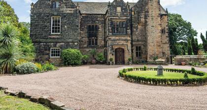6 bedroom accommodation in Holmfirth