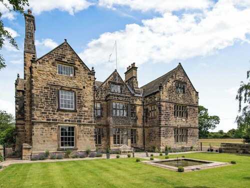 3 bedroom accommodation in Holmfirth