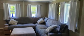 TV connectée, cheminée, livres, chaîne hi-fi