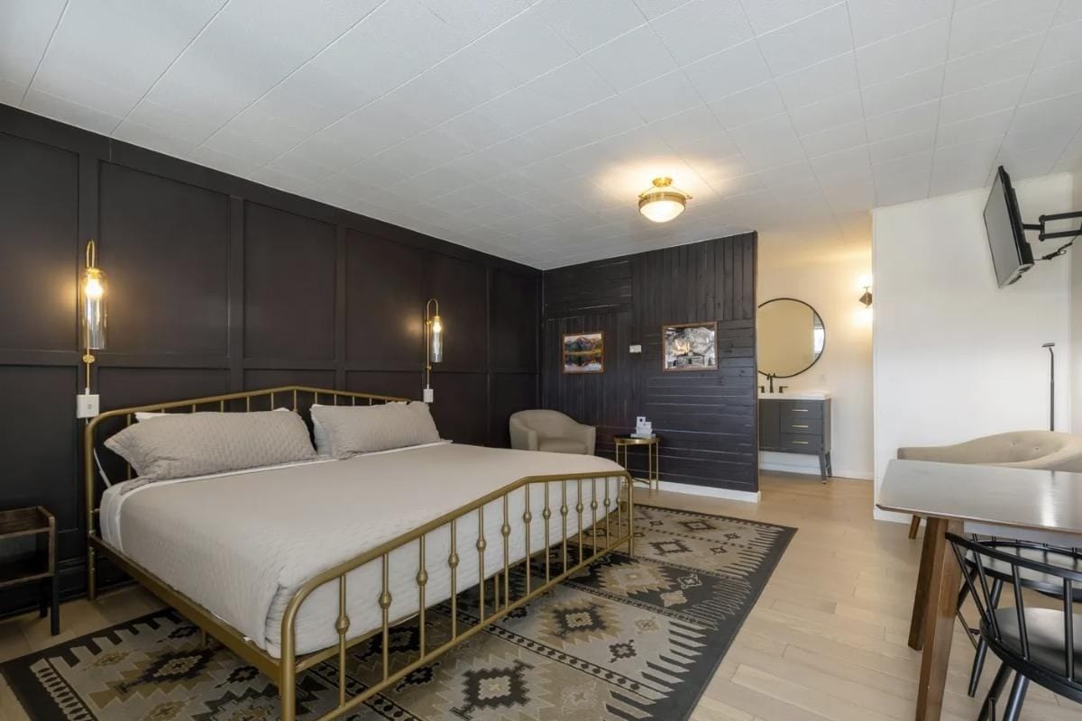 Room, 1 King Bed | WiFi (free), bed sheets
