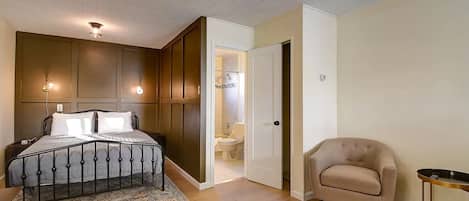 Room, 1 Queen Bed | Free WiFi, bed sheets