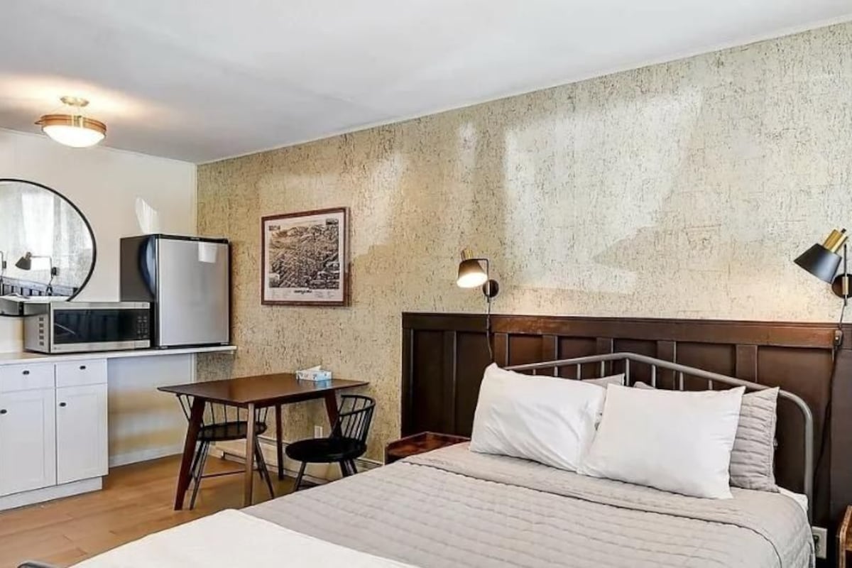 WiFi (free), bed sheets