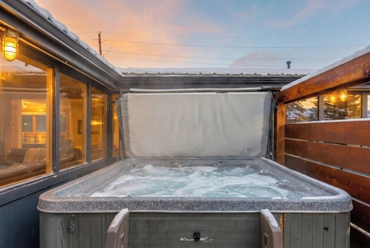 Un jacuzzi con vista a un edificio a través de las ventanas.