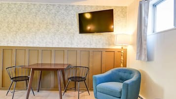 Room, 1 King Bed, Accessible | Living area