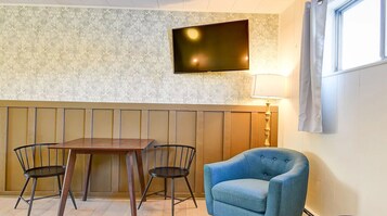 客房, 1 张特大床, 无障碍 | 起居区