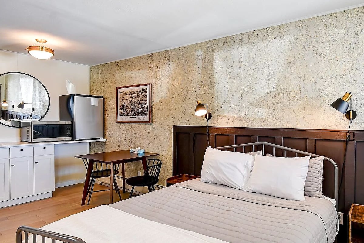 Kamer, 1 queensize bed, koelkast en magnetron | Gratis wifi, beddengoed