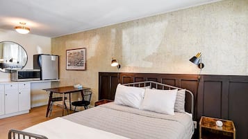 Room, 1 Queen Bed, Refrigerator & Microwave | Free WiFi, bed sheets