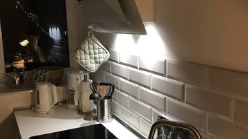 Een koelkast, een magnetron, een oven, een kookplaat