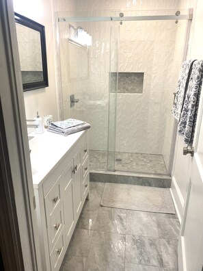Ensemble douche/baignoire, shampoing